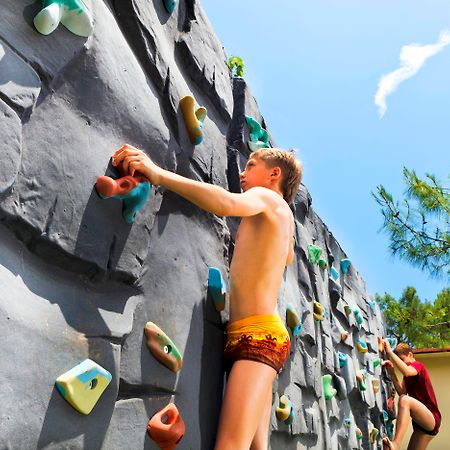 فندق مارتي ميرا تيكيروفا المظهر الخارجي الصورة Climbing wall at the 2011 World Scout Jamboree