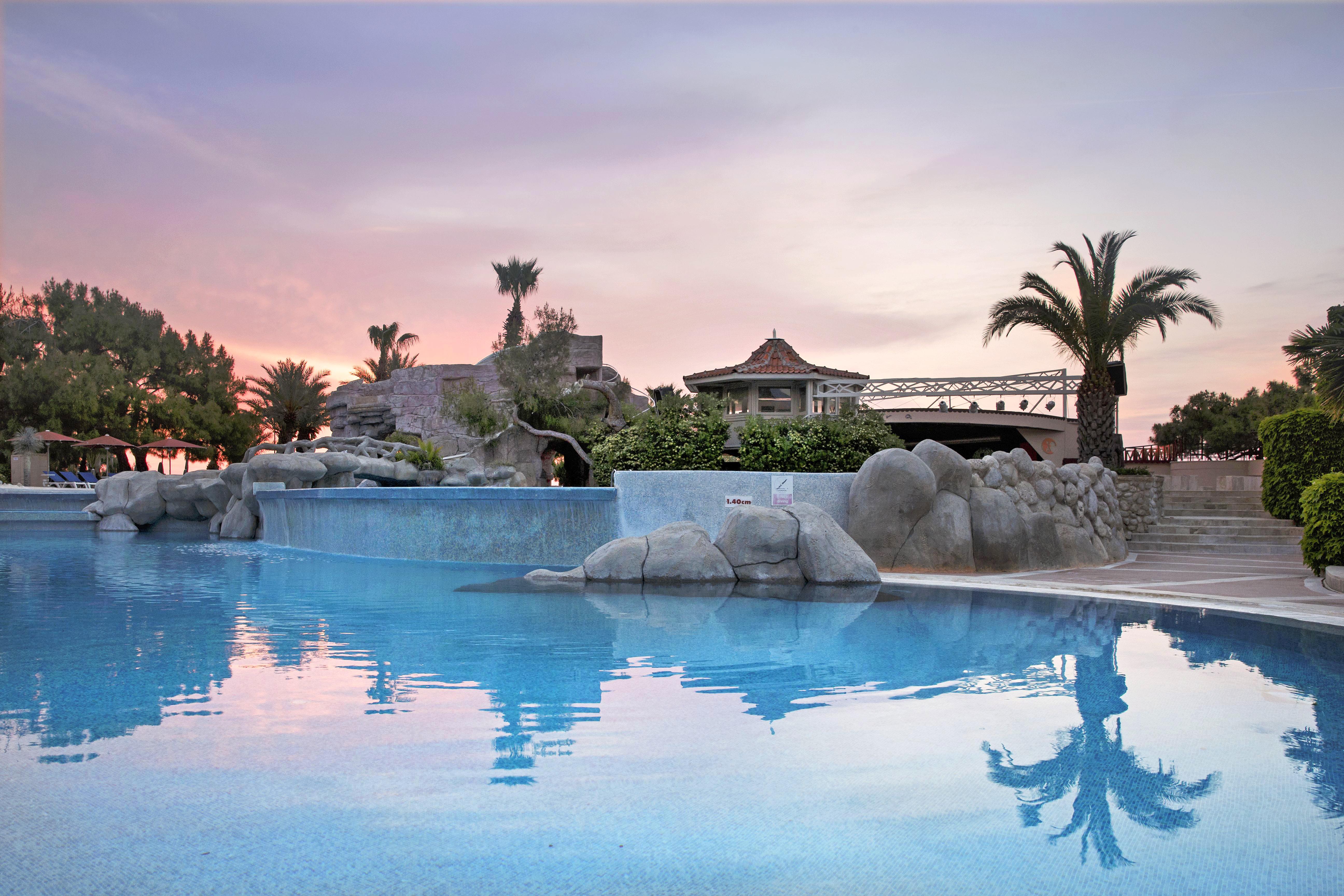فندق مارتي ميرا تيكيروفا المظهر الخارجي الصورة Sunset at the pool