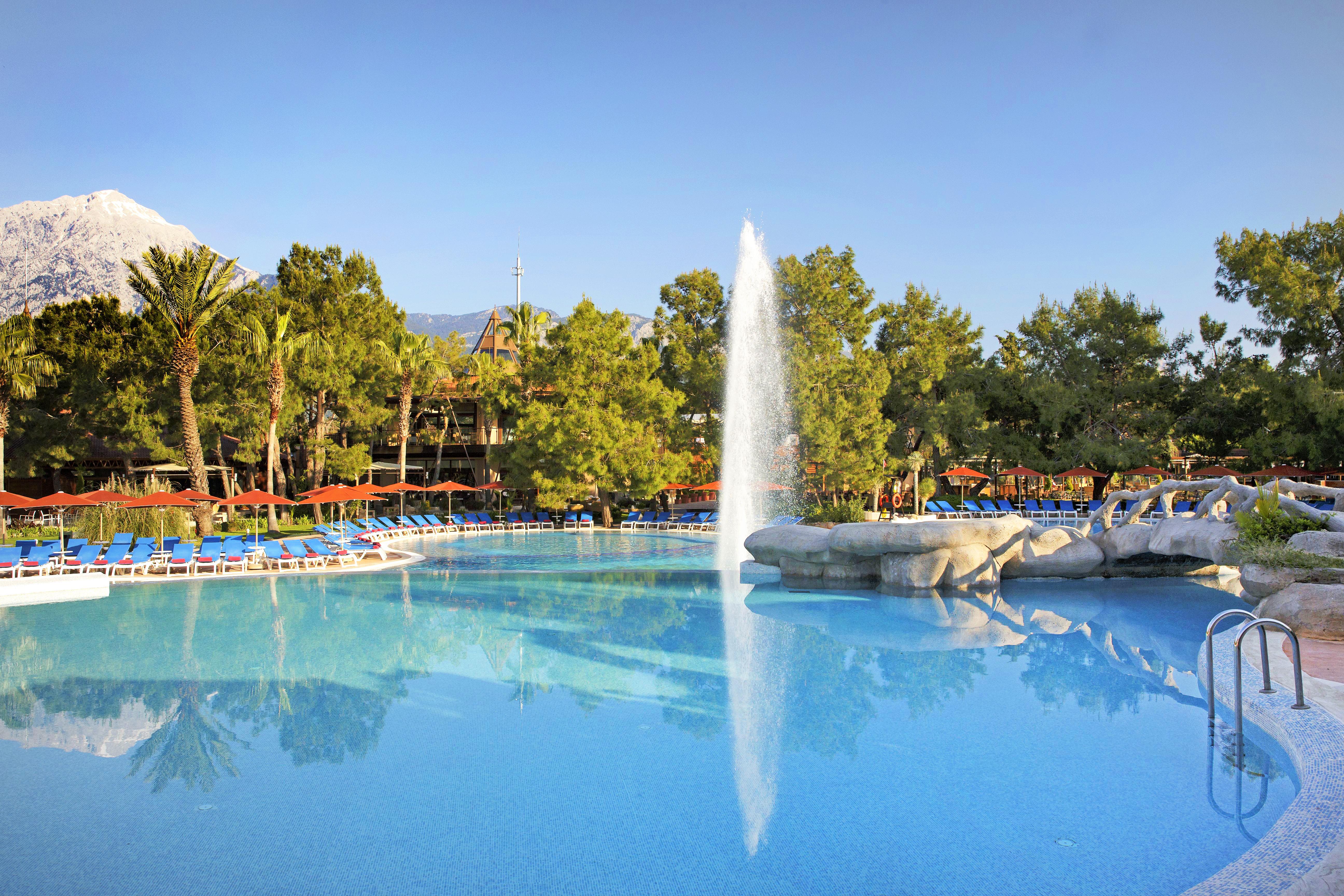 فندق مارتي ميرا تيكيروفا المظهر الخارجي الصورة The swimming pool at the hotel