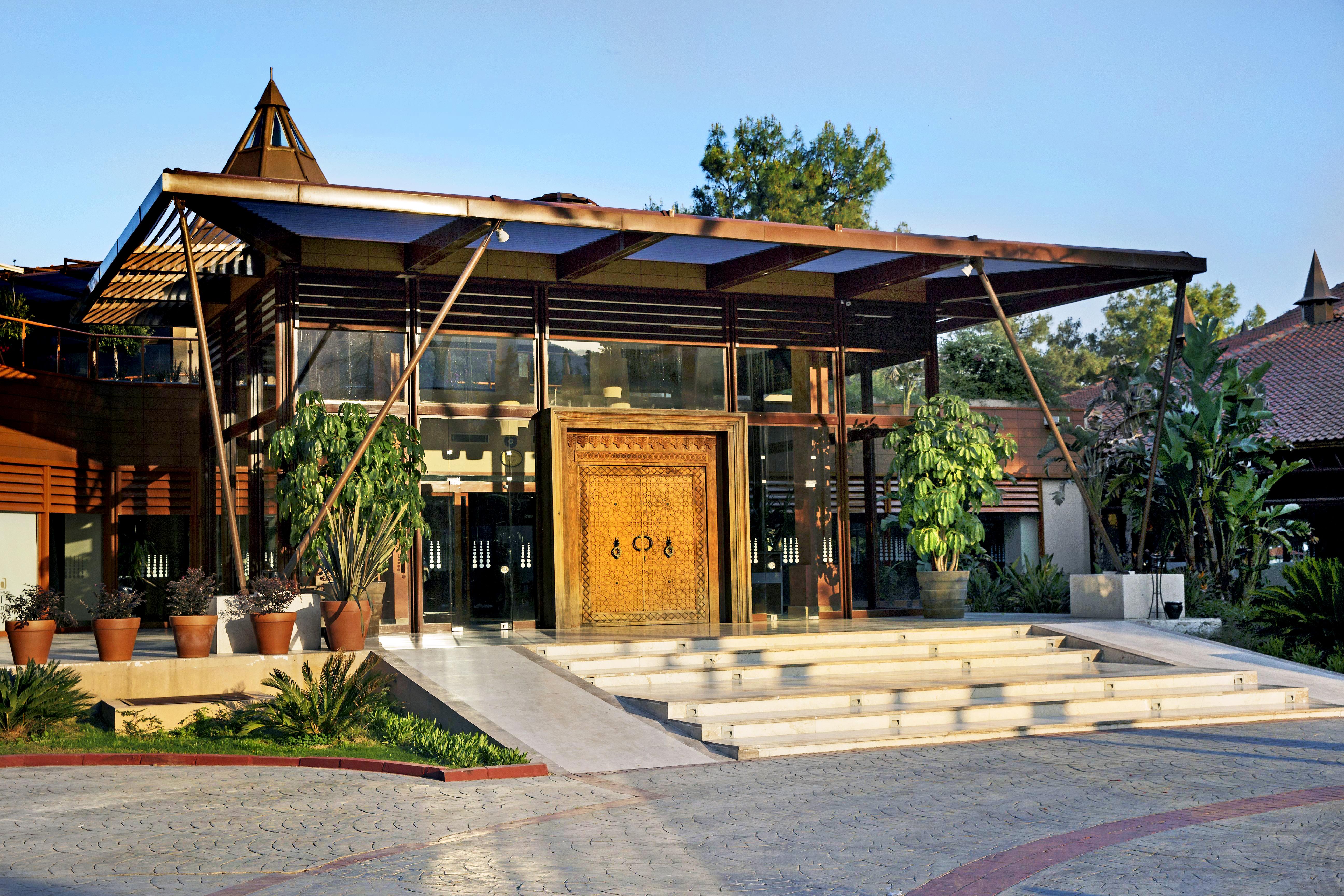 فندق مارتي ميرا تيكيروفا المظهر الخارجي الصورة The main entrance of the hotel