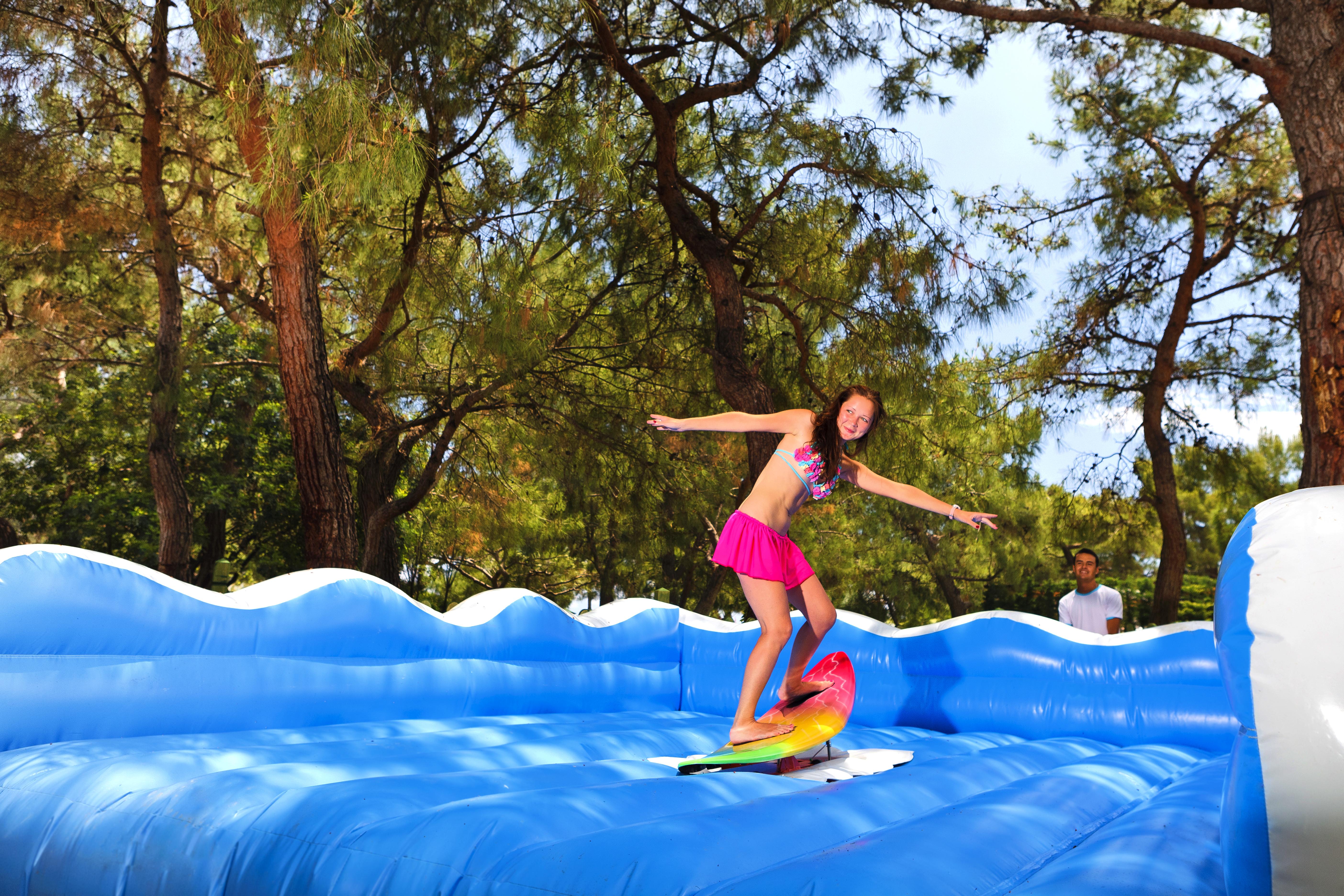 فندق مارتي ميرا تيكيروفا المظهر الخارجي الصورة A girl on an inflatable water slide