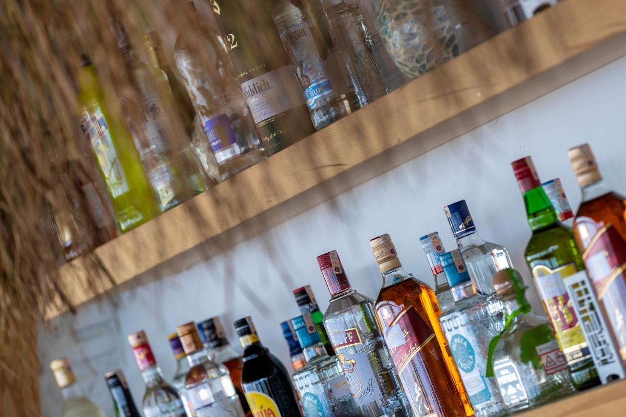 فندق مارتي ميرا تيكيروفا المظهر الخارجي الصورة A selection of gin bottles