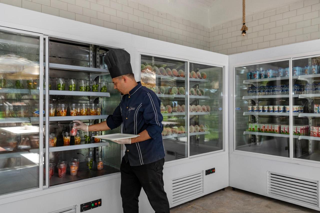 فندق مارتي ميرا تيكيروفا المظهر الخارجي الصورة A chef using a refrigerator