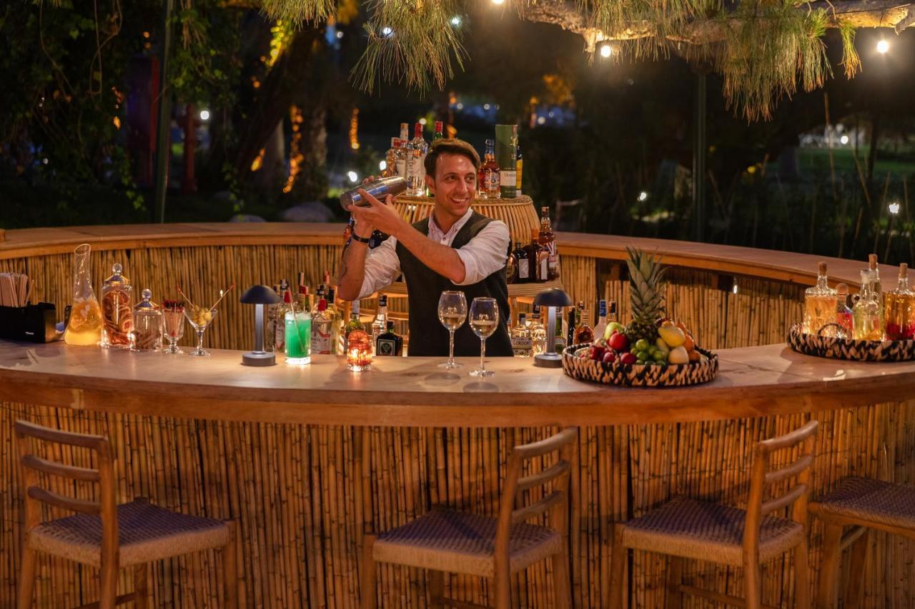 فندق مارتي ميرا تيكيروفا المظهر الخارجي الصورة A bartender at work