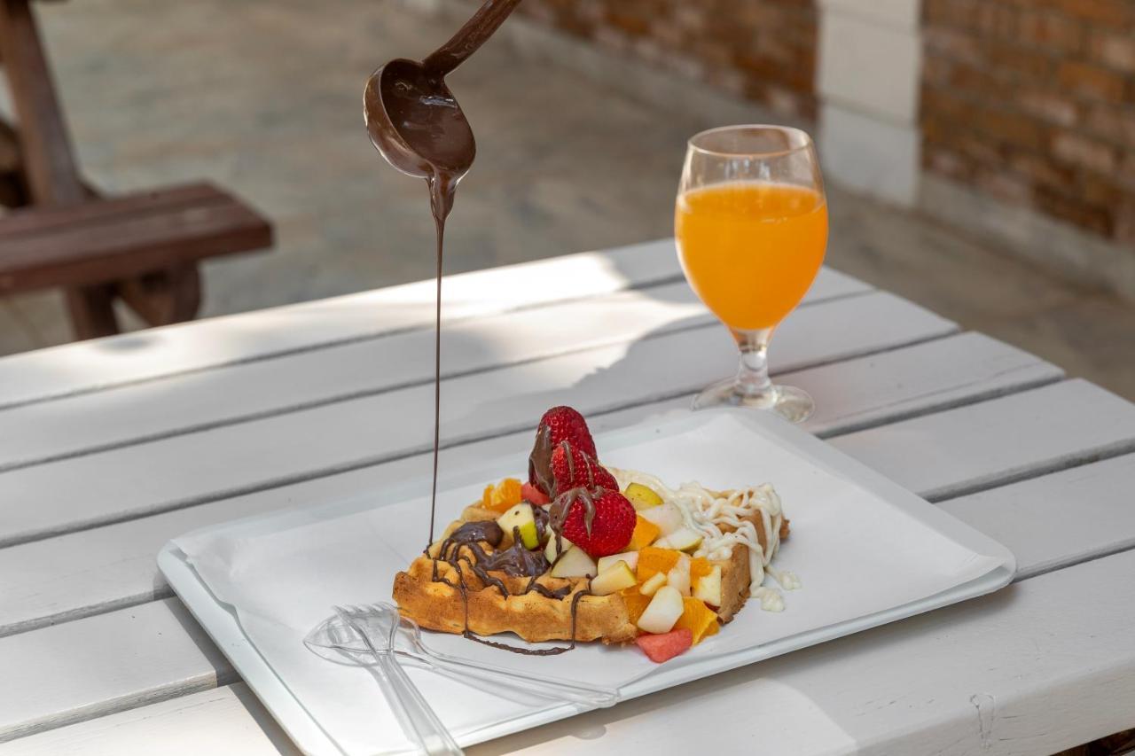 فندق مارتي ميرا تيكيروفا المظهر الخارجي الصورة Chocolate being drizzled over a fruit salad