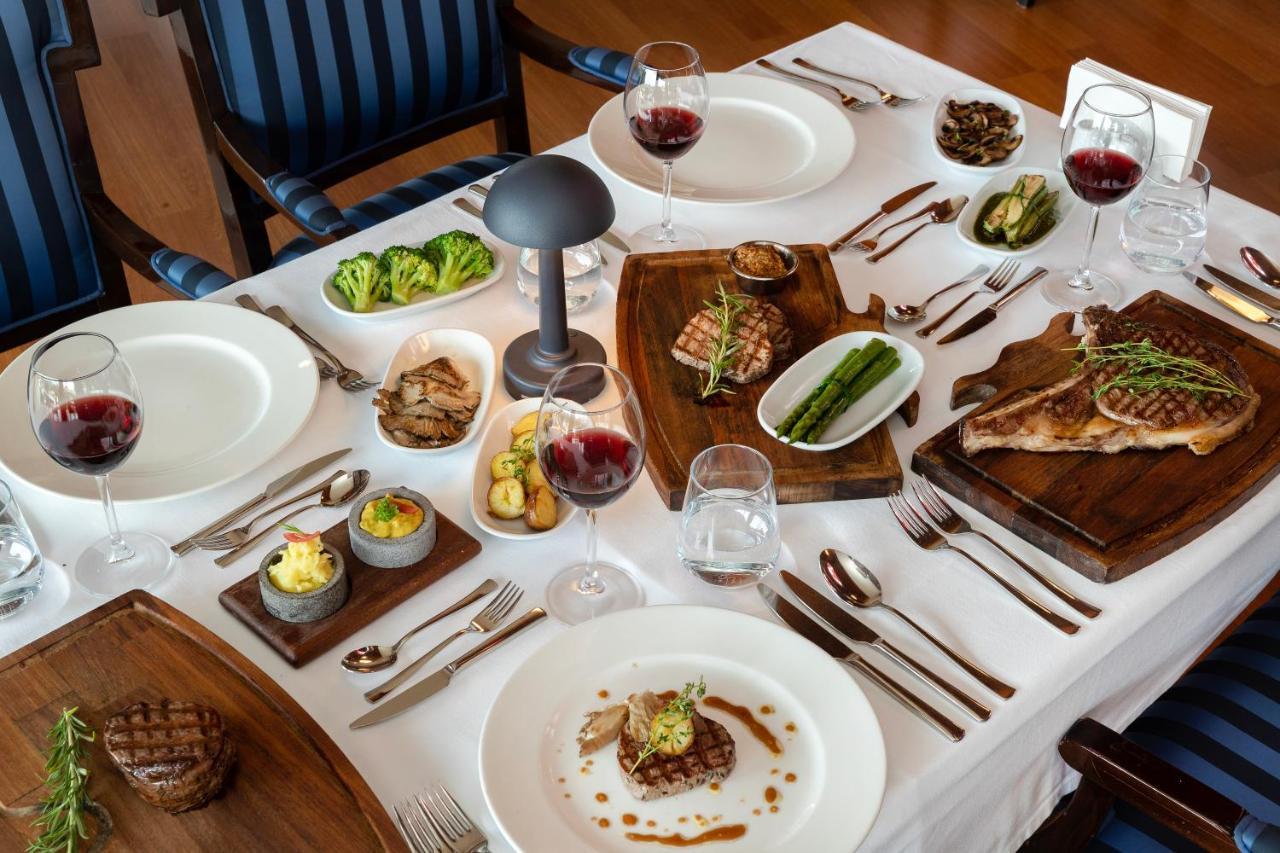 فندق مارتي ميرا تيكيروفا المظهر الخارجي الصورة A dinner table at the restaurant