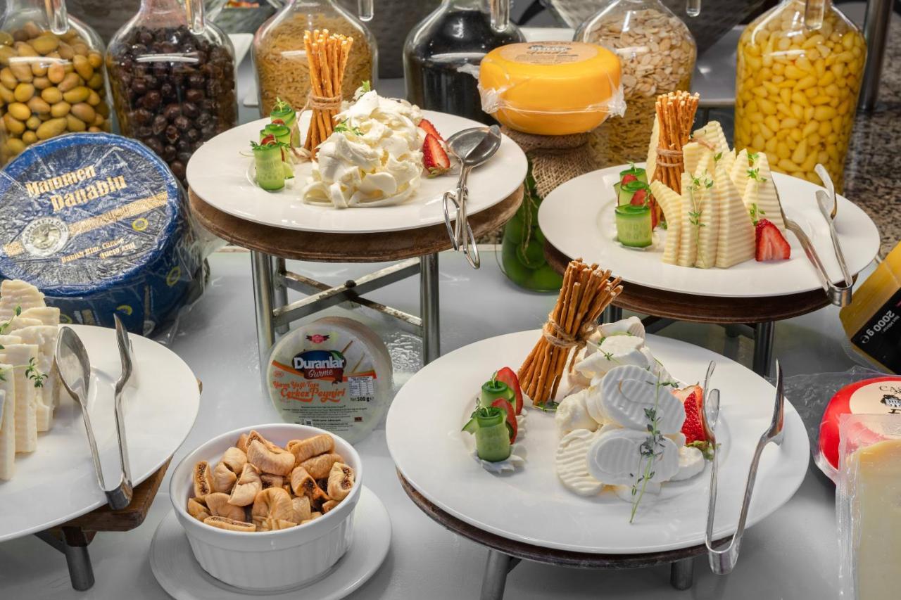 فندق مارتي ميرا تيكيروفا المظهر الخارجي الصورة A selection of ice cream and other desserts