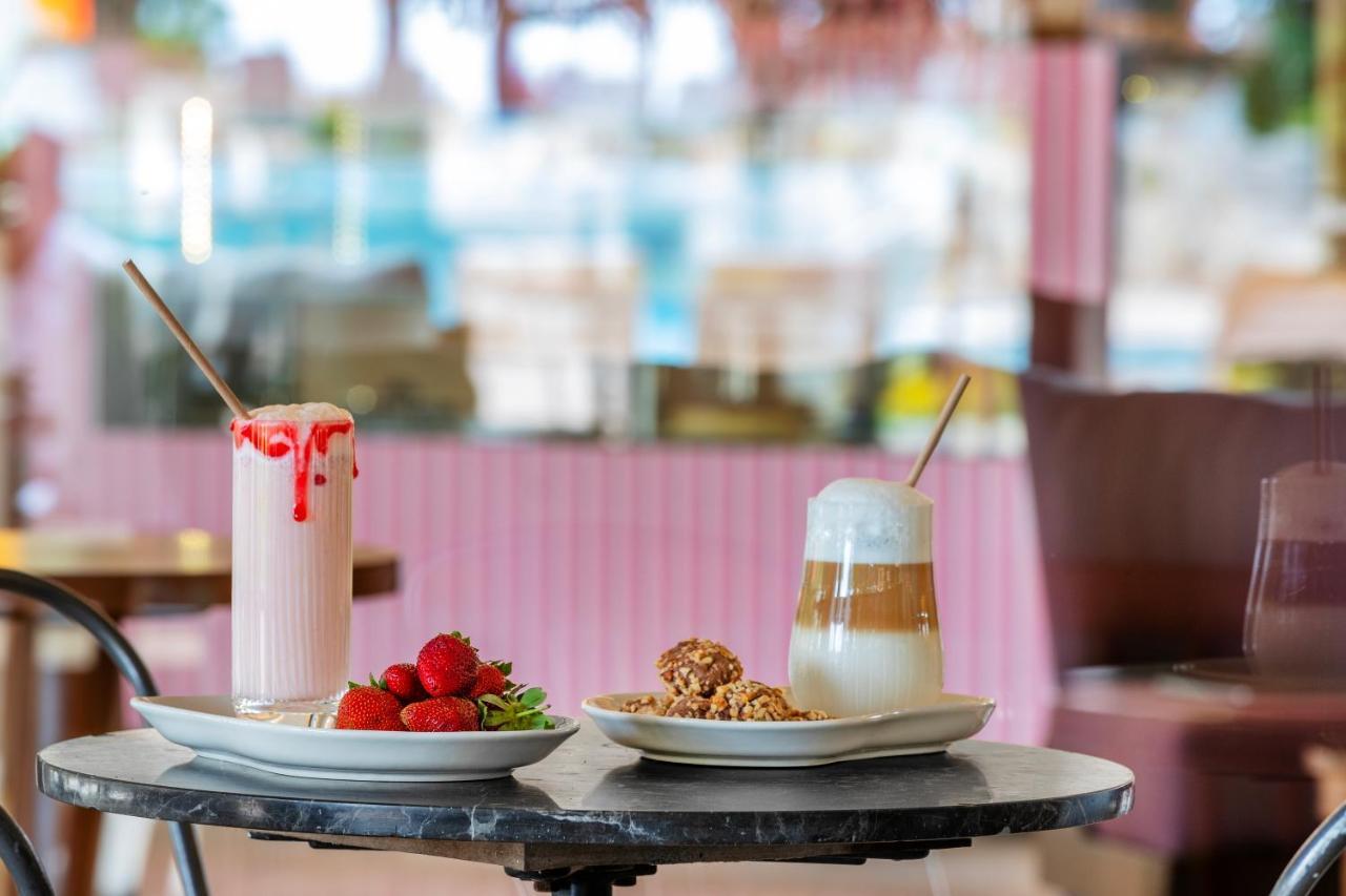 فندق مارتي ميرا تيكيروفا المظهر الخارجي الصورة A smoothie and a latte