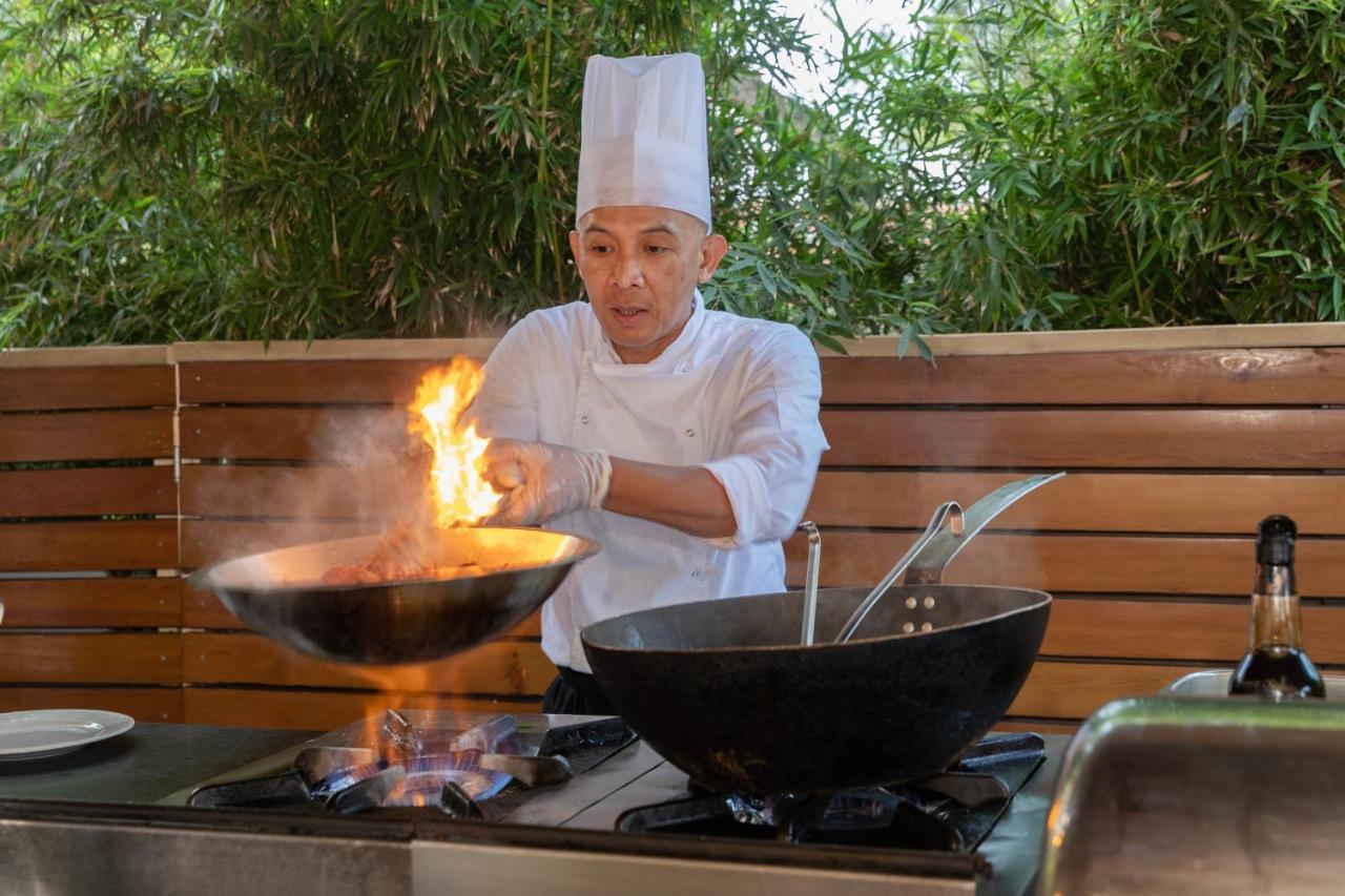 فندق مارتي ميرا تيكيروفا المظهر الخارجي الصورة A wok being used in cooking