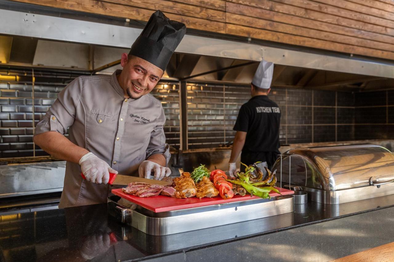 فندق مارتي ميرا تيكيروفا المظهر الخارجي الصورة A chef preparing food